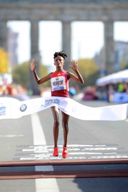 Aberu Kebede convinces with a strong performance in Berlin. © BMW Berlin Marathon/Jiro Mochizuki