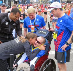 Dick und Rick Hoyt, Bryan Lyons, und Uta im Ziel des 2017 Boston-Marathons. © Take The Magic Step®