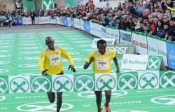 Imane Merga wins a close race against Wilson Kiprop. © BOclassic/Daniele Mosna