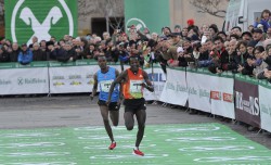 Imane Merga outsprints Muktar Edris in Bolzano. © BOclassic/Daniele Mosna