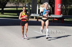 Desiree Davila and Shalane Flanagan battle for the lead. © www.photorun.net