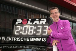 Arne and his German record marathon time. © www.PhotoRun.net
