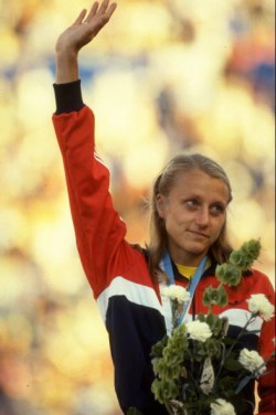 WCh in Helsinki 1983: Grete waves to the crowd after receiving the gold medal for the marathon. © Getty Images Sport/Tony Duffy