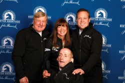 Dick und Rick Hoyt zusammen mit Bryan Lyons und Uta in Boston 2016. © www.PhotoRun.net