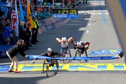 The men’s wheelchair division was not decided until the last seconds of the race. © www.PhotoRun.net