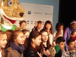 ‟Thumbs Up!“ Uta together with Frido, the children, the marathon world-record holders at a kids’ event during the Berlin Marathon 2013. © Take The Magic Step
