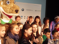 ‟Thumbs Up!“ Uta together with Frido, the children, the marathon world-record holders at a kids’ event during the Berlin Marathon 2013. © Take The Magic Step