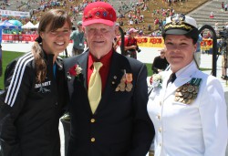 John „Jack“ R. Thurman, hier zusammen mit Uta und seiner Tochter Karen, wurde am Montag geehrt. © Michael Reger/Take The Magic Step