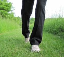 Ihre Füße setzen beim Laufen idealerweise dicht unter Ihrem Körperschwerpunkt auf. © Take The Magic Step