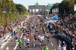 Der Zieleinlauf des Berlin-Marathons am Brandenburger Tor. © www.PhotoRun.net