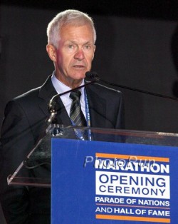 Jack Waitz, Grete's husband, speaks at the opening ceremony of the marathon. © www.PhotoRun.net