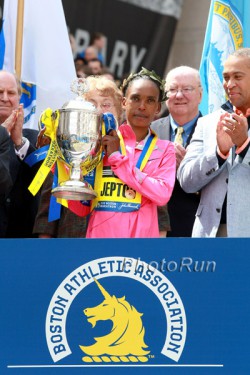 Rita Jeptoo received the laurel crown for the second time in Boston. © www.PhotoRun.net