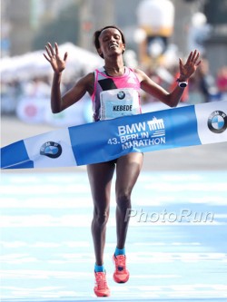 Aberu Kebede celebrates her third Berlin Marathon victory. © www.PhotoRun.net