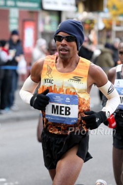 Meb Keflezighi finished with a strong fourth place in Big Apple. © www.PhotoRun.net