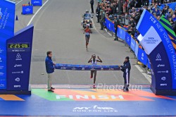 Mary Keitany gewinnt knapp vor Jemima Sumgong. © www.PhotoRun.net