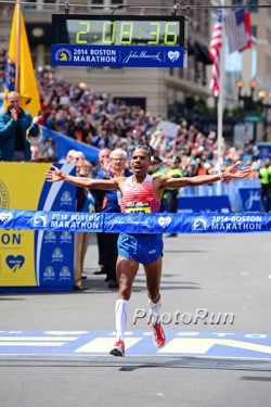 Meb celebrated his emotional victory. © www.PhotoRun.net