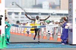 After outstanding performances in Berlin and Tokyo, Dennis Kimetto, seen here at the 2013 Tokyo Marathon, will compete in Chicago. © www.PhotoRun.net