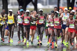 The weather was rainy during the men's race. © www.PhotoRun.net