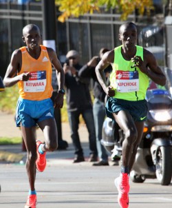 Eliud Kipchoge (rechts), der den Chicago-Marathon vor Sammy Kitwara gewann, hat das Potenzial, sich noch weiter zu verbessern. © Helmut Winter