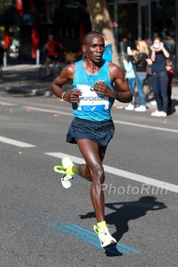 Eliud Kipchoge on the way to his win in the Berlin Marathon, despite the setback of losing his shoes' insoles. © www.PhotoRun.net