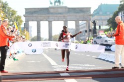 Florence Kiplagat wins the women’s race in 2:19:44. © www.PhotoRun.net