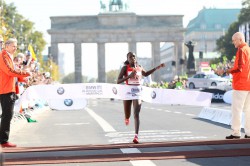 Florence Kiplagat wins the women’s race in 2:19:44. © www.PhotoRun.net