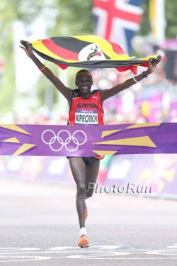 Stephen Kiprotich celebrates his victory. © www.PhotoRun.net