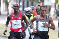 Kenenisa Bekele und Wilson Kipsang ran a thrilling race together to the end. © www.PhotoRun.net