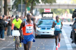 Wilson Kipsang breaks away from Eliud Kipchoge in the decisive phase of the race. © www.PhotoRun.net
