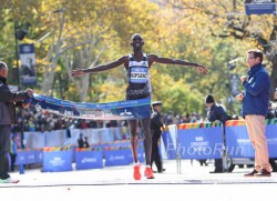 Wilson Kipsang feiert seinen Sieg. © www.PhotoRun.net