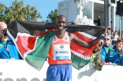The new world-record holder, Wilson Kipsang, celebrates at the finish. © www.PhotoRun.net