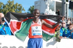 The new world-record holder, Wilson Kipsang, celebrates at the finish. © www.PhotoRun.net