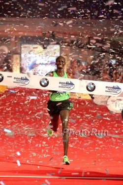 Wilson Kipsang runs through the confetti and smiles at the finish. © www.photorun.net