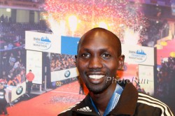 The men’s winner is all smiles at the 2011 press conference in the Main metropolis. © www.photorun.net