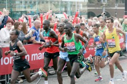 The lead group of the men's race. © www.PhotoRun.net