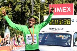 Patrick Makau improves the world record in Berlin. © www.PhotoRun.net