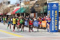 The half-marathon point in downtown Wellesley. © www.PhotoRun.net