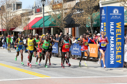 The leading group of the men's race passes the half-marathon mark. © www.PhotoRun.net