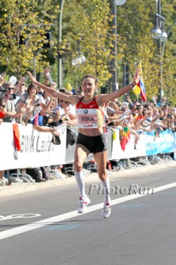 Irina Mikitenko celebrates during the last meters. © www.PhotoRun.net