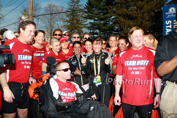 Uta zusammen mit Dick und Rick Hoyt und den Läufern der Hoyt-Foundation vor dem Start des Boston-Marathons. © www.photorun.net