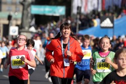 Uta ran with the kids at their mini Marathon a day prior to the race. © www.PhotoRun.net