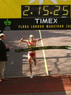 Paula Radcliffe won the 2003 London Marathon in what is still the world record of 2:15:25. © www.PhotoRun.net