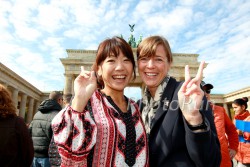 “Thumbs Up” to all runners from Naoko Takahashi, the first woman to break 2:20 in the marathon, and Uta during the 40th Berlin Marathon celebration in 2013. ©&nbsp;www.PhotoRun.net