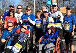 Uta zusammen mit Dick und Rick Hoyt sowie Mitgliedern der Hoyt Foundation beim B.A.A. 5-km-Lauf am Samstag, dem 18. April. © www.PhotoRun.net