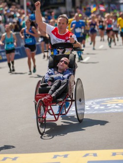 Bryan Lyons und Rick Hoyt im Ziel... © Robert Frechette