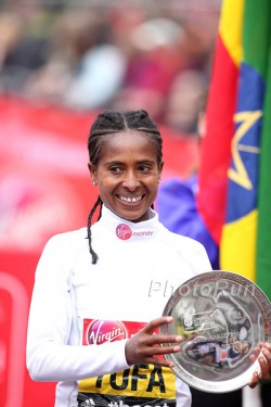 Tigist Tufa celebrates her victory in London. © www.PhotoRun.net