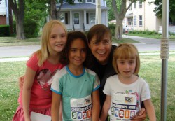 Allison, Annabelle, and Sara together with Uta after the Dick Lytie Children’s Run the evening before the 10K Bellin Run. © Ephraim Liefke