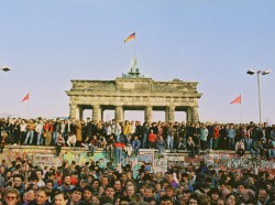 The fall of the Berlin Wall in November 1989. © Bundesarchiv/Klaus Lehnartz