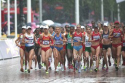 Rainy conditions during the early part of the women’s marathon. © www.PhotoRun.net